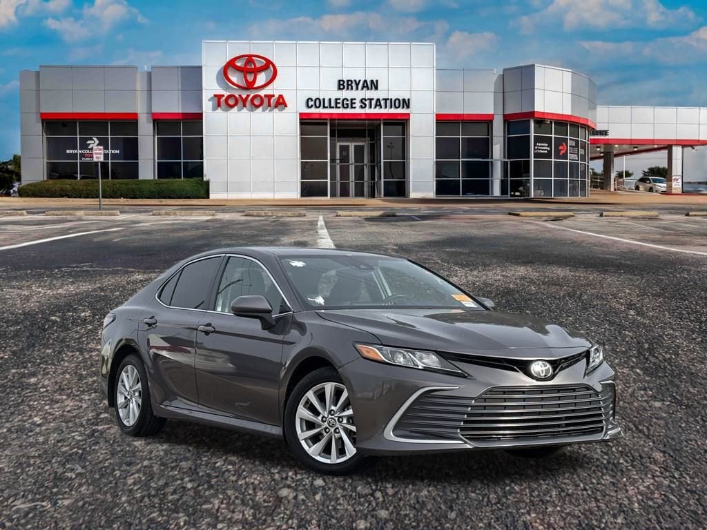 2024 Toyota Camry LE's photo