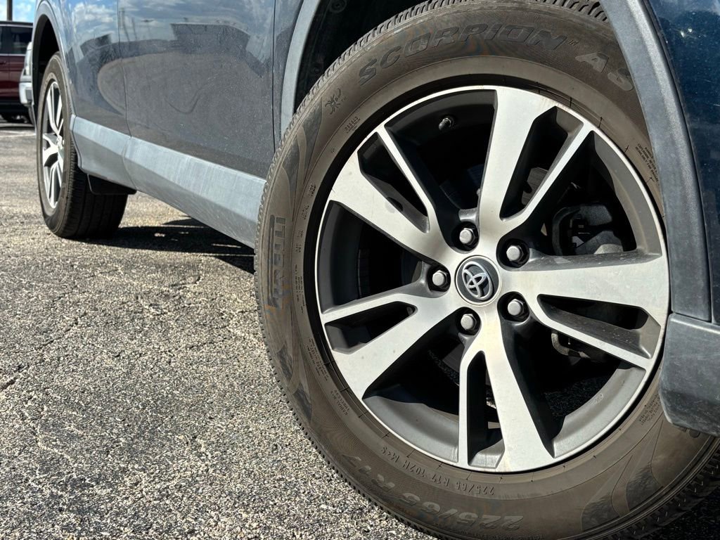 2017 Toyota RAV4 XLE photo 2