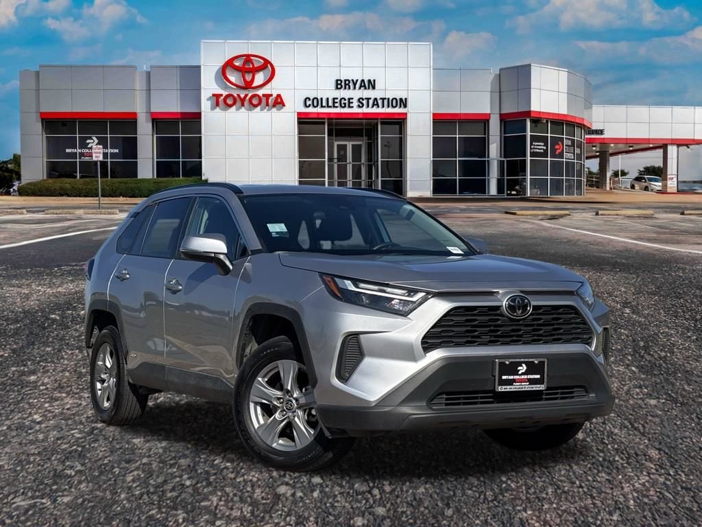 2025 Toyota RAV4 XLE's photo
