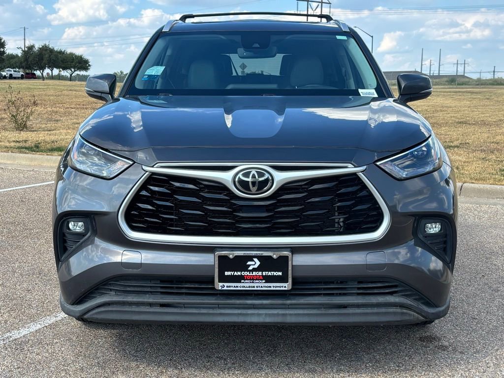 2022 Toyota Highlander XLE photo 3