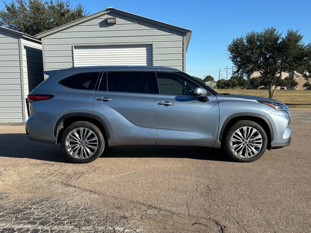 2022 Toyota Highlander Platinum photo 4