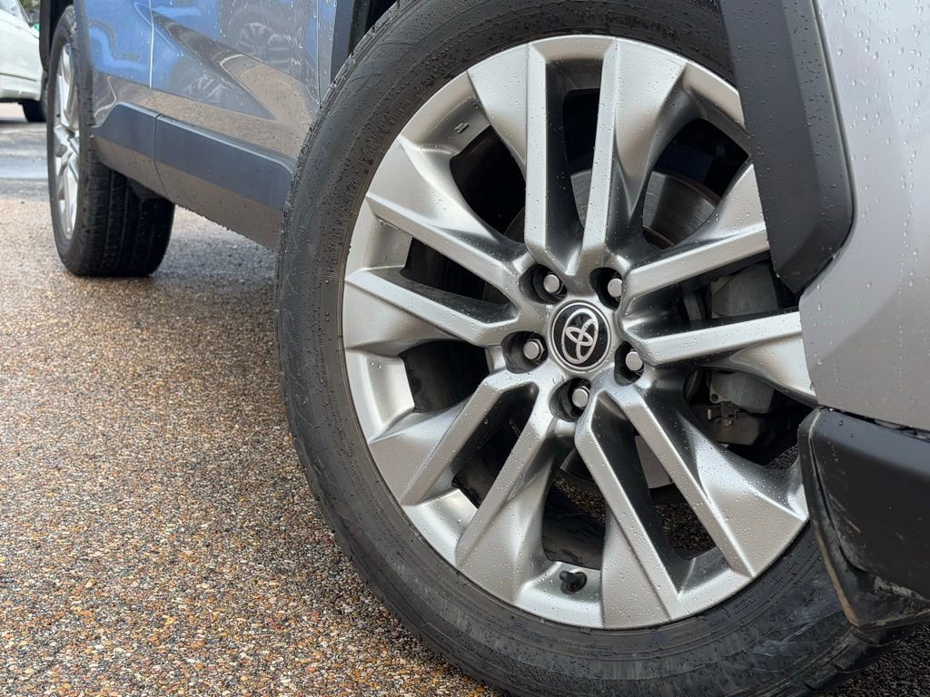 2021 Toyota RAV4 XLE photo 2