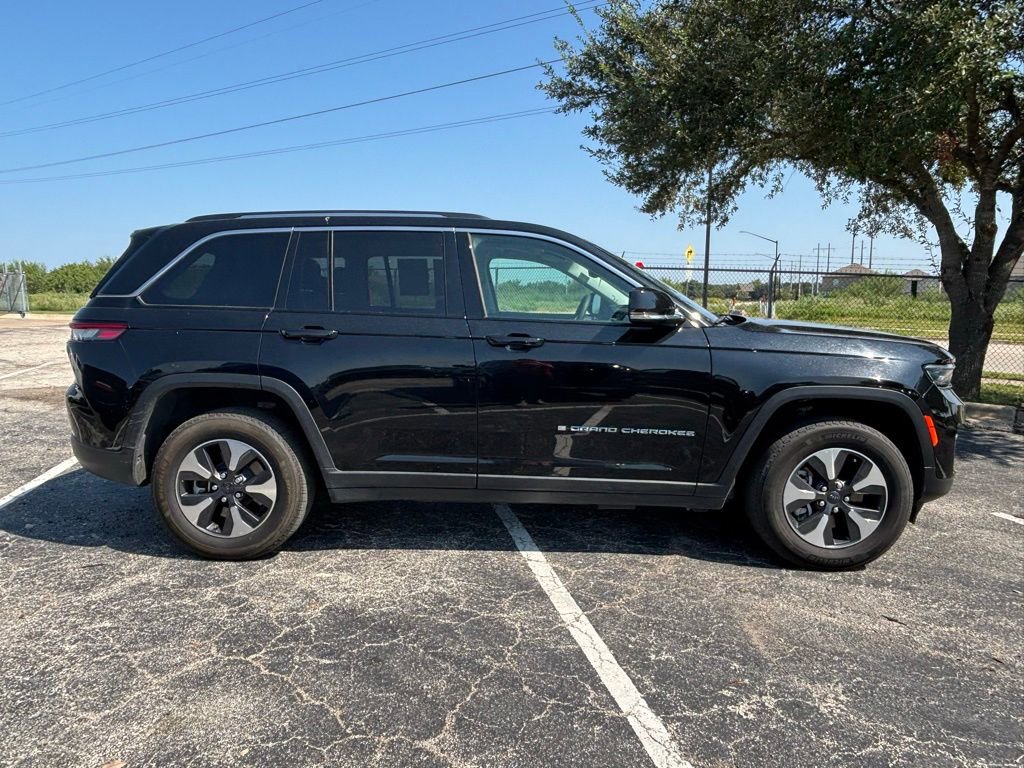 2023 Jeep Cherokee Base photo 3