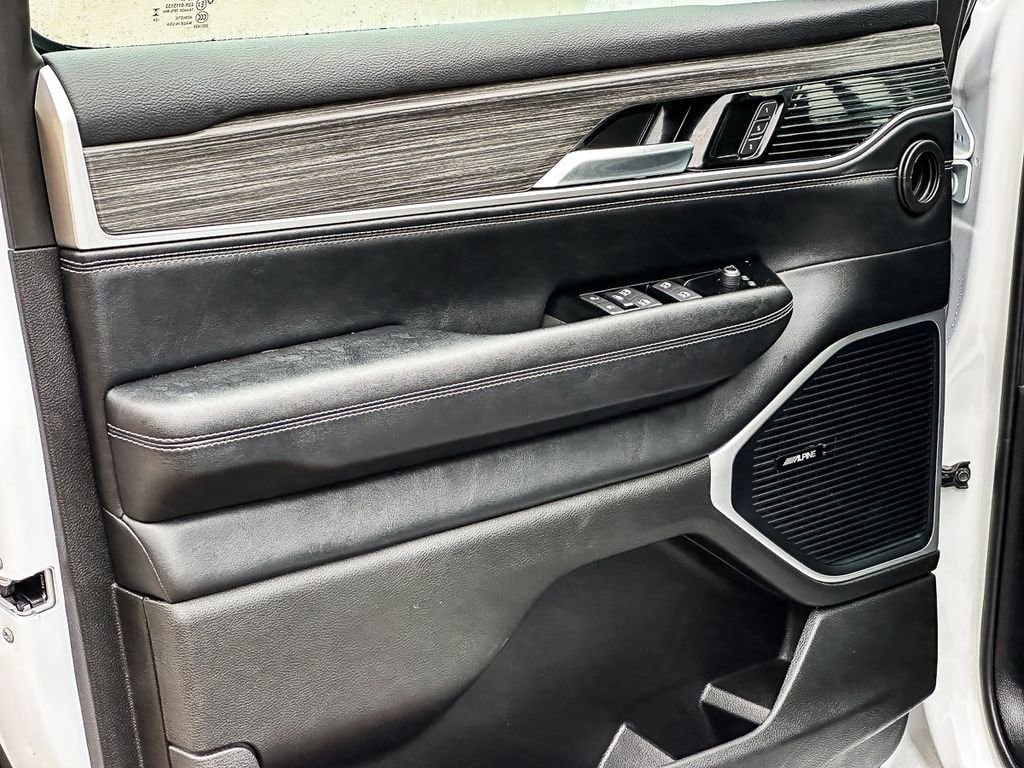 2024 Jeep Wagoneer L Series III - Photo 9