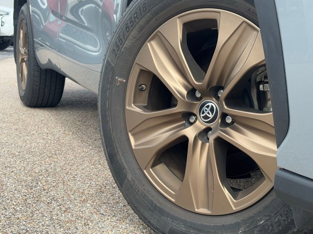 Used 2023 Toyota Highlander Hybrid XLE Bronze SUV