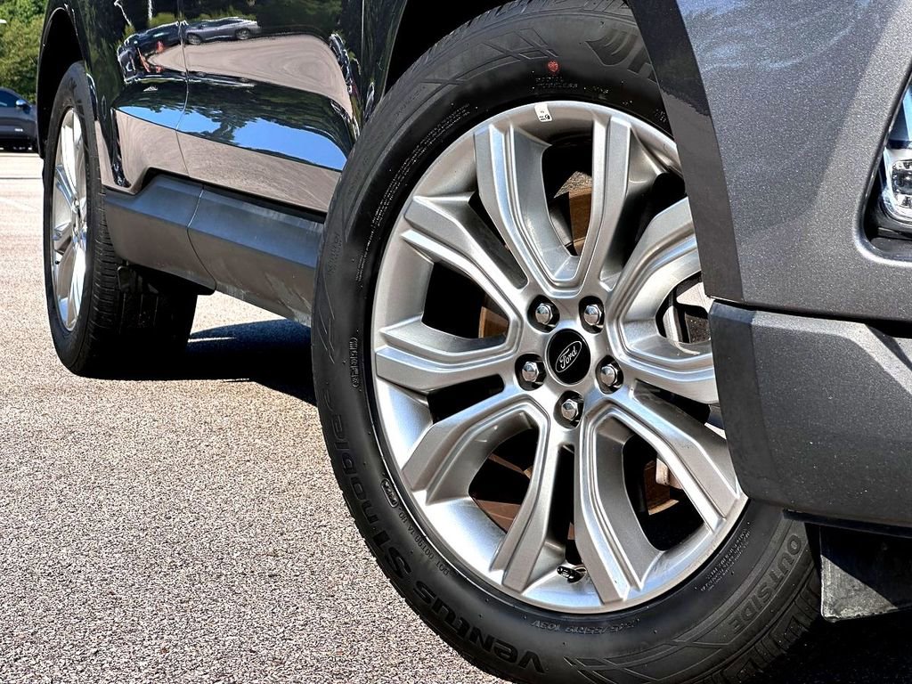 2024 Ford Edge Titanium photo 2