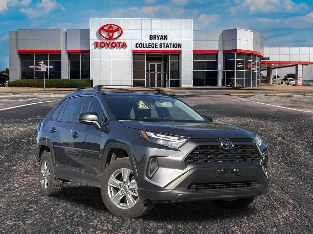 2025 Toyota RAV4 LE's photo