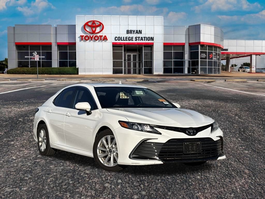 2022 Toyota Camry LE's photo
