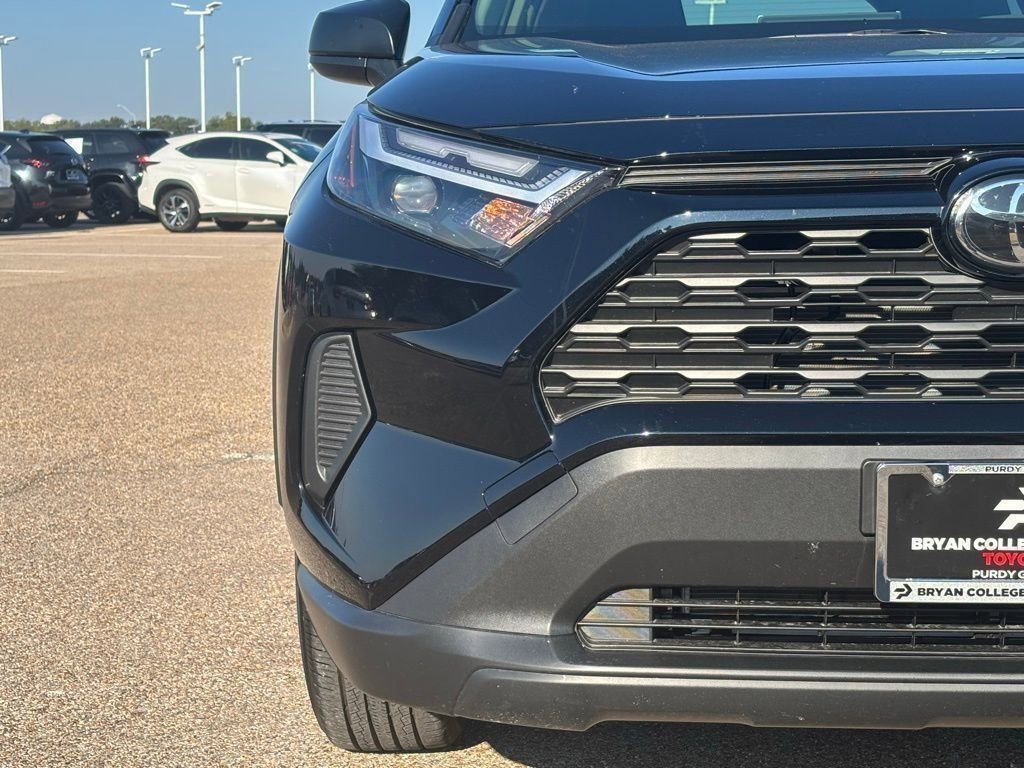 2025 Toyota RAV4 Hybrid LE photo 4