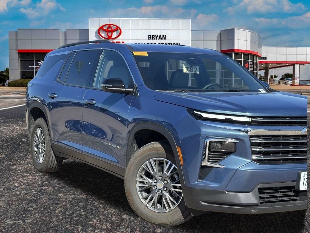 Used 2025 Chevrolet Traverse LT SUV