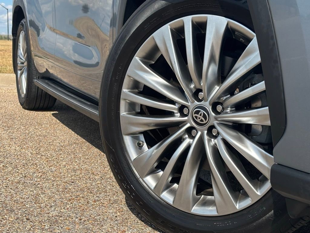 Used 2024 Toyota Highlander Platinum SUV