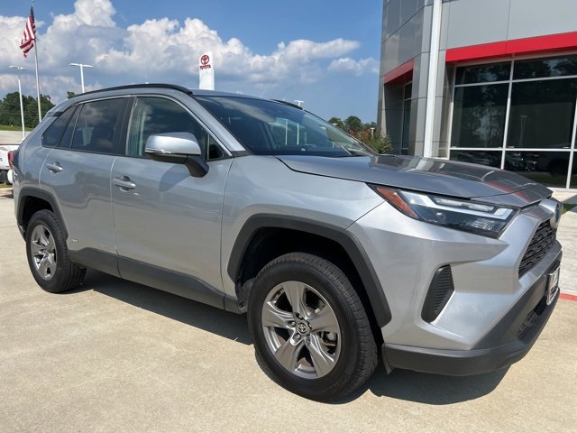 2024 Toyota RAV4 Hybrid XLE photo 3