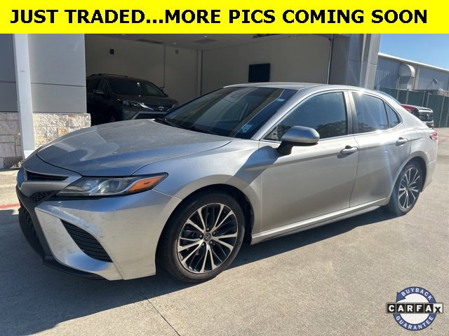 2020 Toyota Camry SE's photo