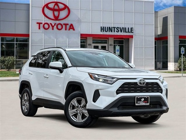 2025 Toyota RAV4 XLE's photo