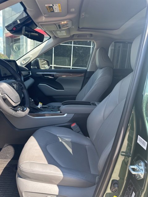 2024 Toyota Highlander Limited photo 3