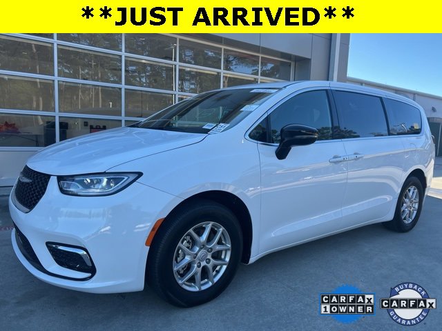 2025 Chrysler Pacifica Select's photo