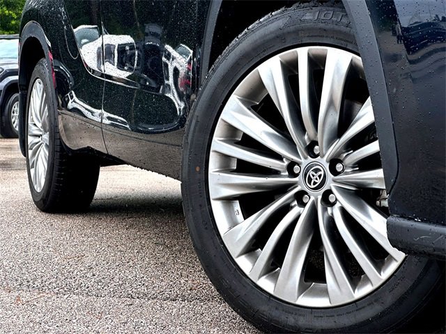 2024 Toyota Highlander Platinum photo 2