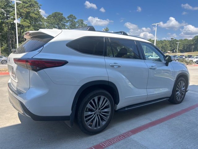 2022 Toyota Highlander Platinum photo 2