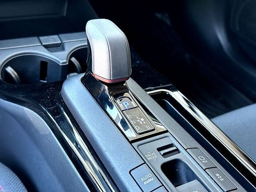 2025 Toyota Prius SE - Photo 17
