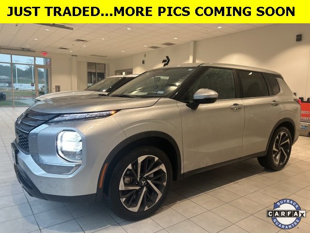 2022 Mitsubishi Outlander ES's photo