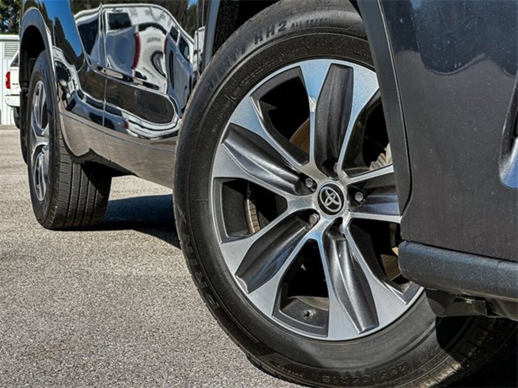 Used 2024 Toyota Highlander LE SUV