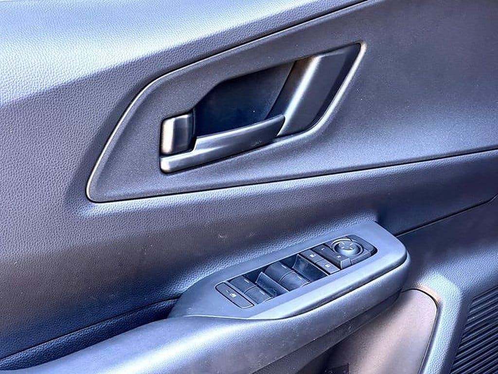 2025 Toyota Prius SE - Photo 11