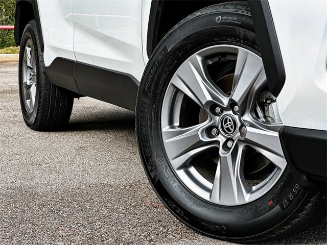 2025 Toyota RAV4 Hybrid XLE photo 2