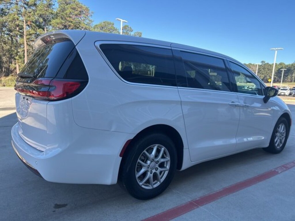 Used 2025 Chrysler Pacifica Select Van Passenger Van