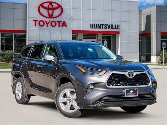 2024 Toyota Highlander LE's photo