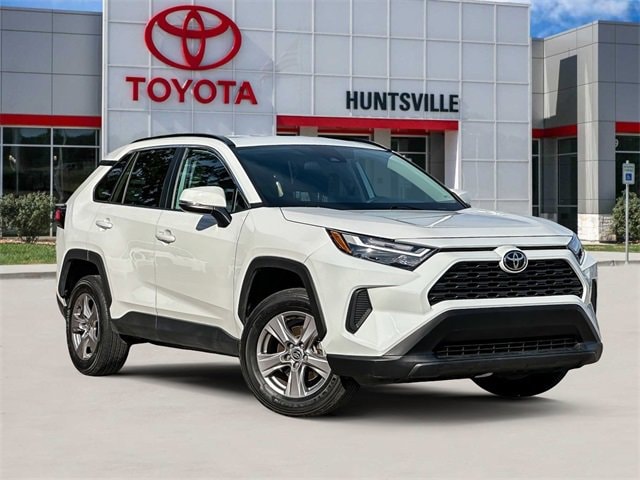 2025 Toyota RAV4 XLE's photo