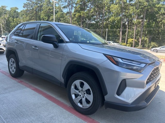2023 Toyota RAV4 LE photo 3