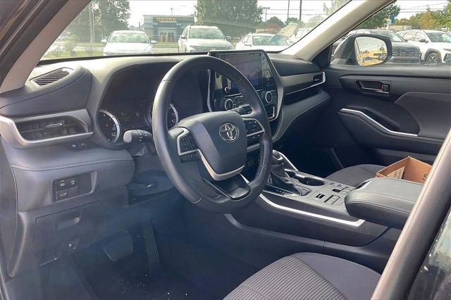 2024 Toyota Highlander LE - Photo 38