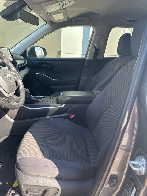 2023 Toyota Highlander LE photo 3