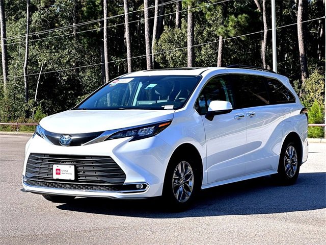 2024 Toyota Sienna XLE photo 3