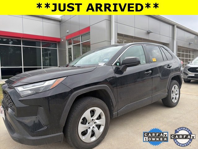 2025 Toyota RAV4 LE's photo