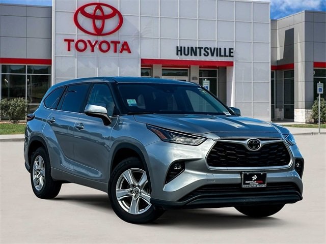 2024 Toyota Highlander LE's photo