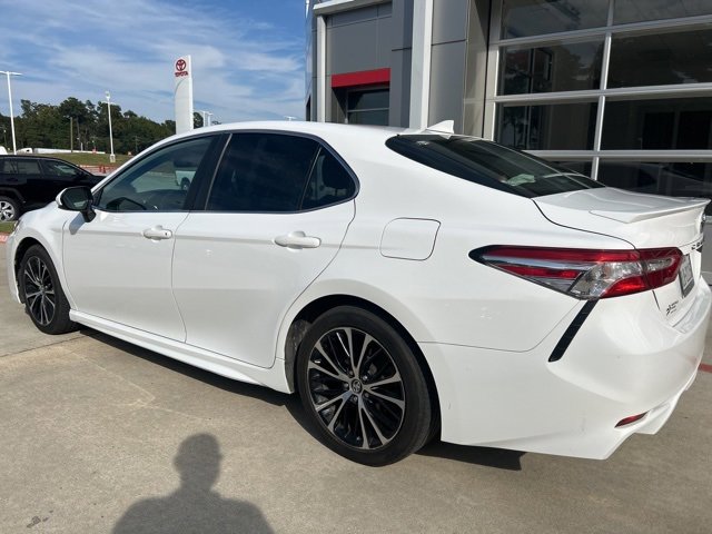 2020 Toyota Camry SE photo 3
