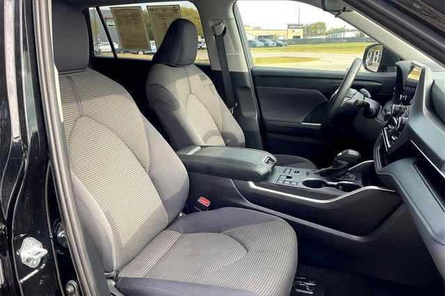 2024 Toyota Highlander LE - Photo 34