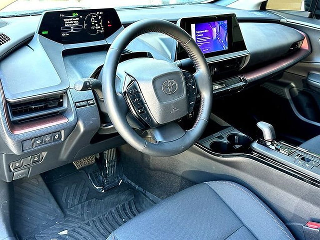 2025 Toyota Prius SE - Photo 13