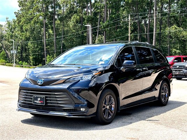 2024 Toyota Sienna Woodland Edition photo 4