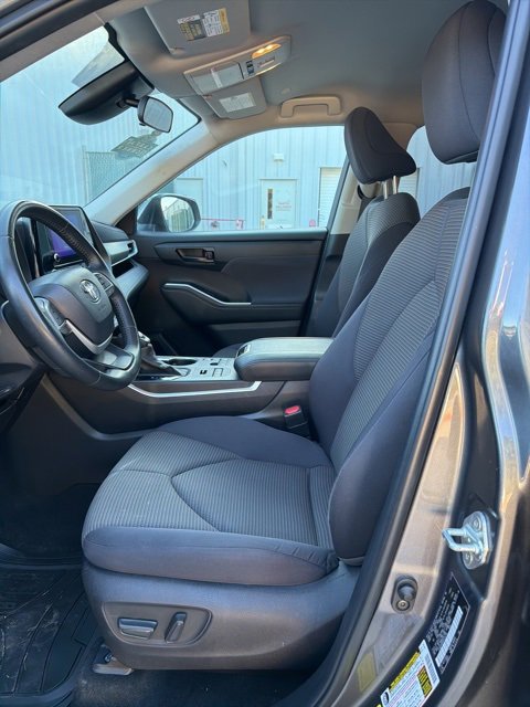 2024 Toyota Highlander LE photo 3