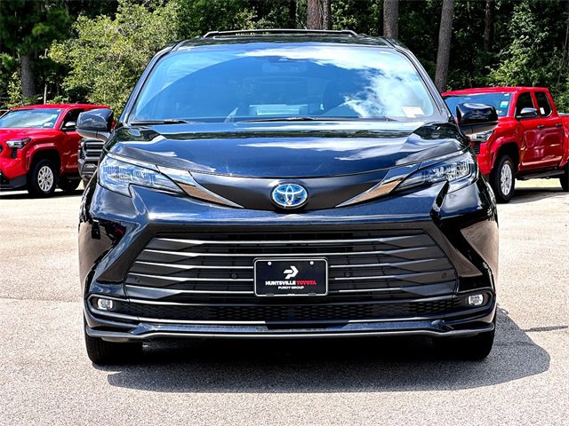 2024 Toyota Sienna Woodland Edition photo 3