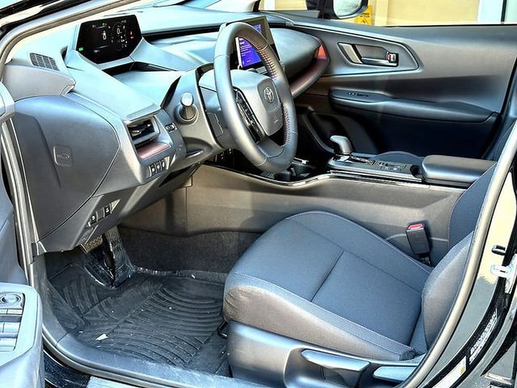 2025 Toyota Prius SE - Photo 10