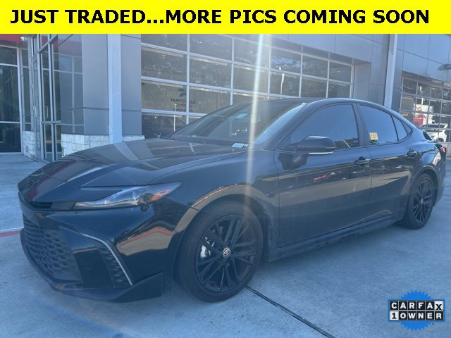 2025 Toyota Camry SE's photo