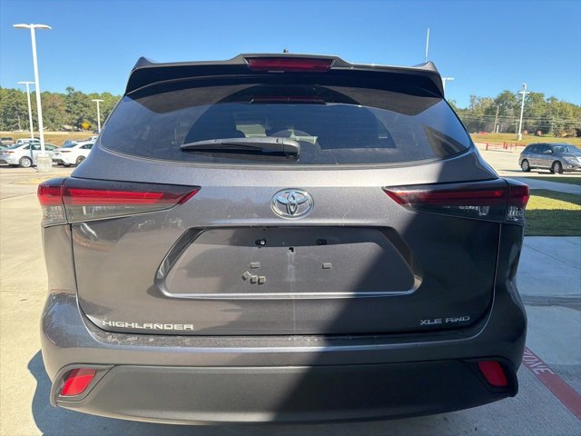 2024 Toyota Highlander LE photo 3