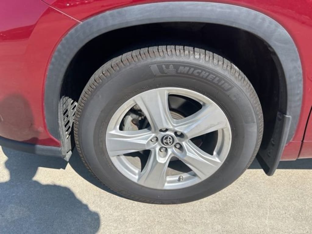 Used 2022 Toyota Highlander LE SUV