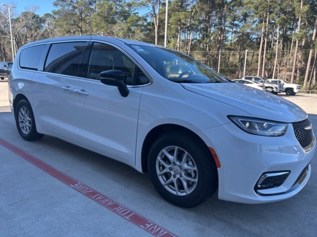 Used 2025 Chrysler Pacifica Select Van Passenger Van