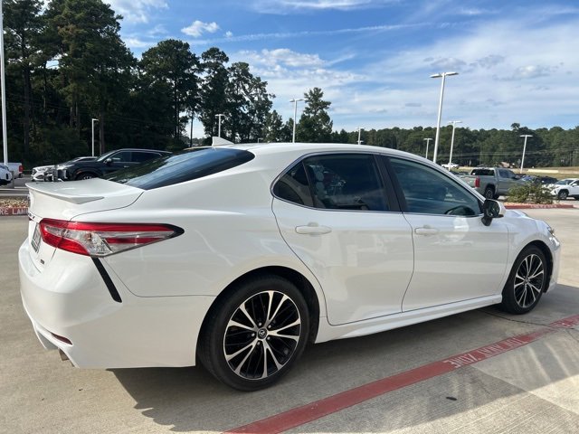 2020 Toyota Camry SE photo 2