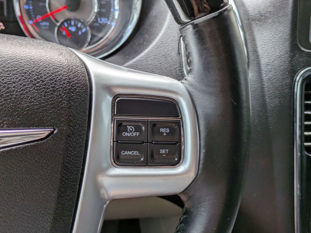 2013 Chrysler Town & Country Limited - Photo 29