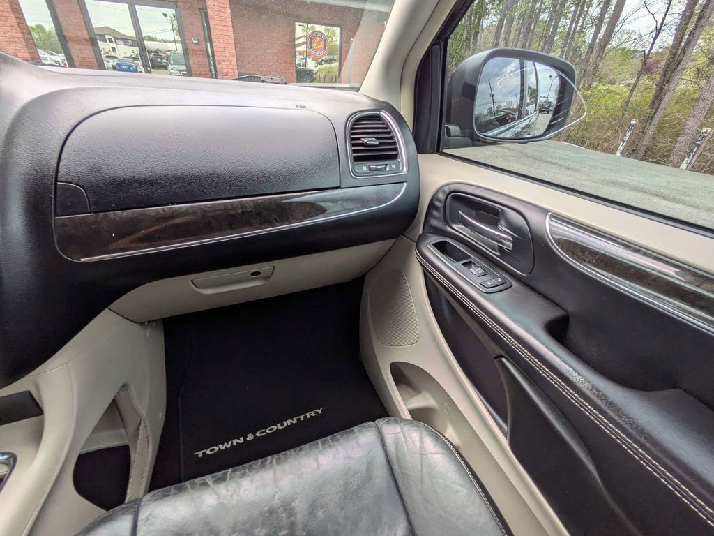 2013 Chrysler Town & Country Limited - Photo 17
